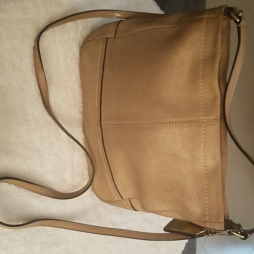 Elegant Tan Leather Shoulder Bag